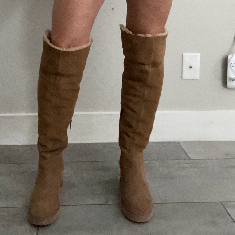 GORGEOUS Ugg Femme over the knee shearling lace-up wedge boots. Size 9 Tan suede